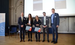 5 Personen stehen auf einer Bühne