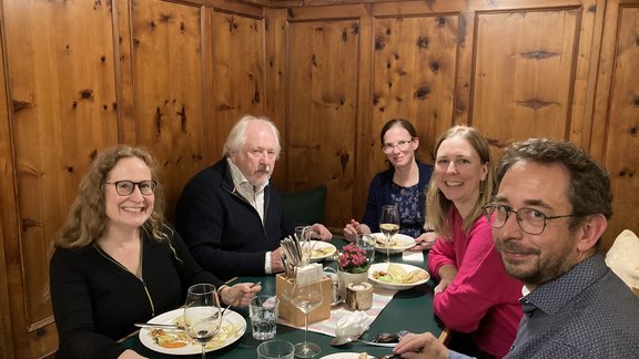 Mehrere Personen an einem Tisch