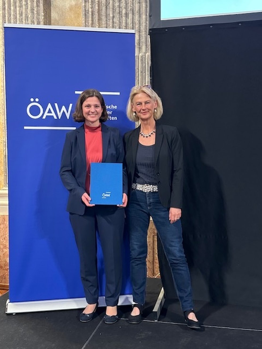 Rektorin Veronika Sexl mit der Preisträgerin