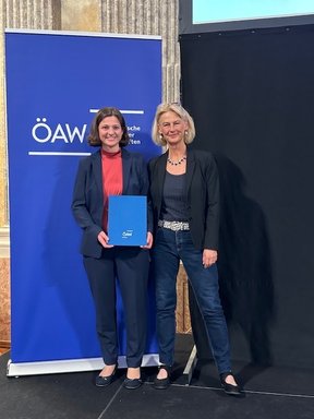 Rektorin Veronika Sexl mit der Preisträgerin