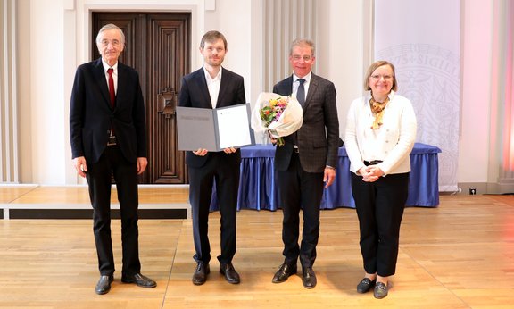 Gruppenfoto: Rektor Tilmann Märk, Thomas Furtmüller, Konrad Bergmeister und Ulrike Tanzer