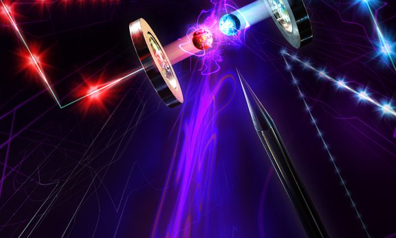 Illustration von 2 Atomen zwischen 2 Spiegeln