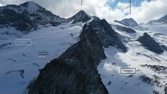 Blick auf die Granatabbaustelle am Rossrugg-Kamm (in der Mitte) auf fast 3.000 m ü. A. zwischen den Gletscherzungen des Waxeggkees und Hornkees; im Hintergrund liegen die Gipfel des Zillertaler Hauptkammes (Hinteres Zillertal/Zemmgrund)