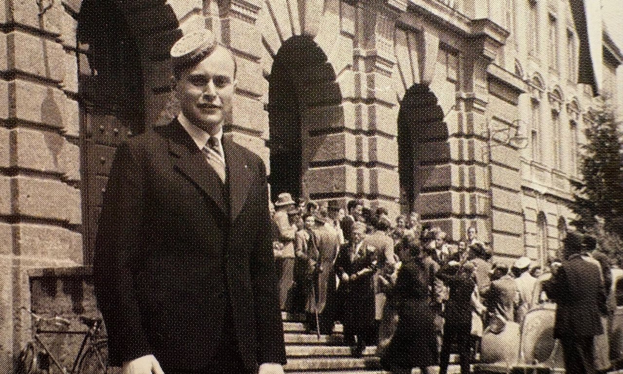 Foto von Ludwig Steiner vor dem Hauptgebäude der Uni Innsbruck