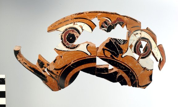 Schwarzfigurige Trinkschale aus Athen, 510/500 v. Chr.; Ein nackter kauernder Knabe hält einen Hahn als Geschenk in seinen Händen.