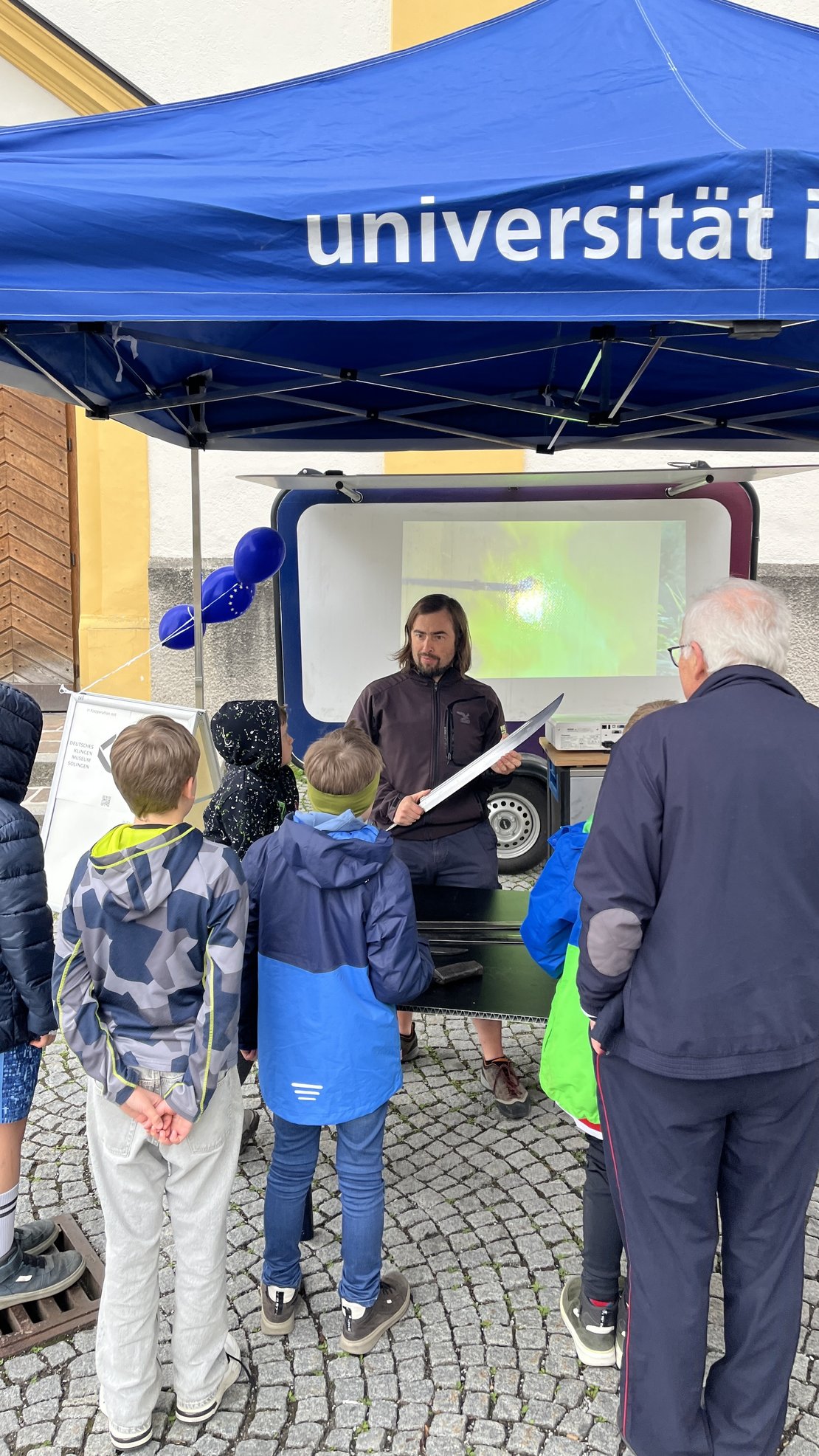 Messestände mit Personen