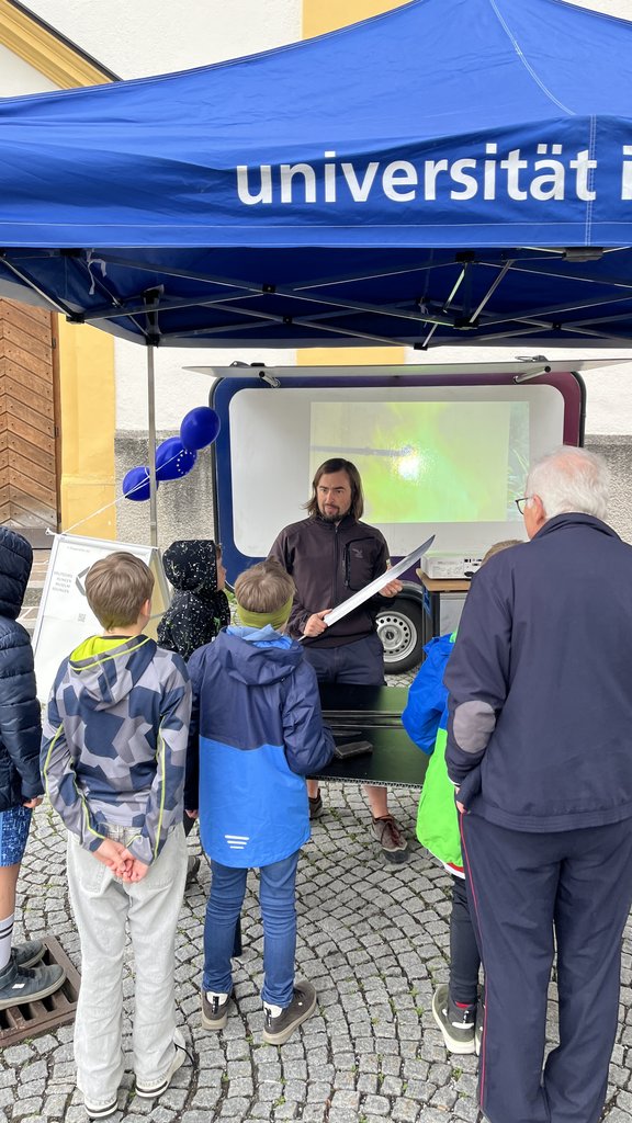 Messestände mit Personen