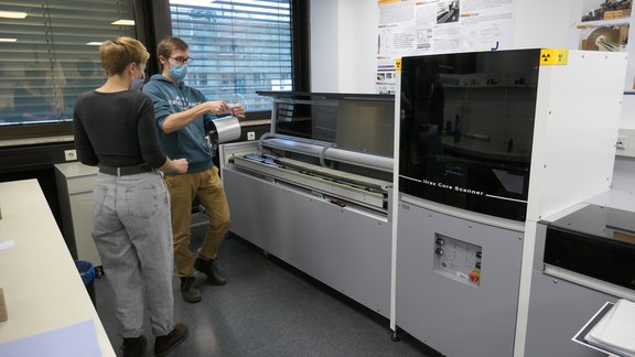 Scan der Bohrkerne aus Traunkirchen im Labor der Austrian Core Facility an der Universität Innsbruck