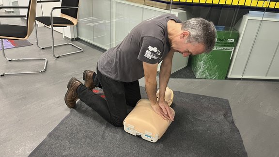 Justus performs CPR on a mannequin