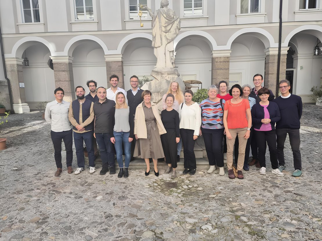 Zu sehen sind die teilnehmenden Religionspädagog:innen beim Gruppenfoto