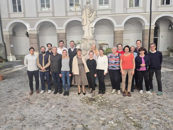 Zu sehen sind die teilnehmenden Religionspädagog:innen beim Gruppenfoto
