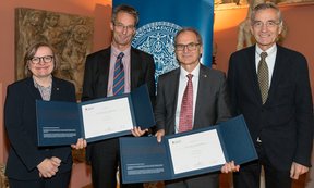 Rektor Tilmann Märk und Vizerektorin Ulrike Tanzer mit den Preisträgern Wolfgang Rauch und Hermann Stuppner 