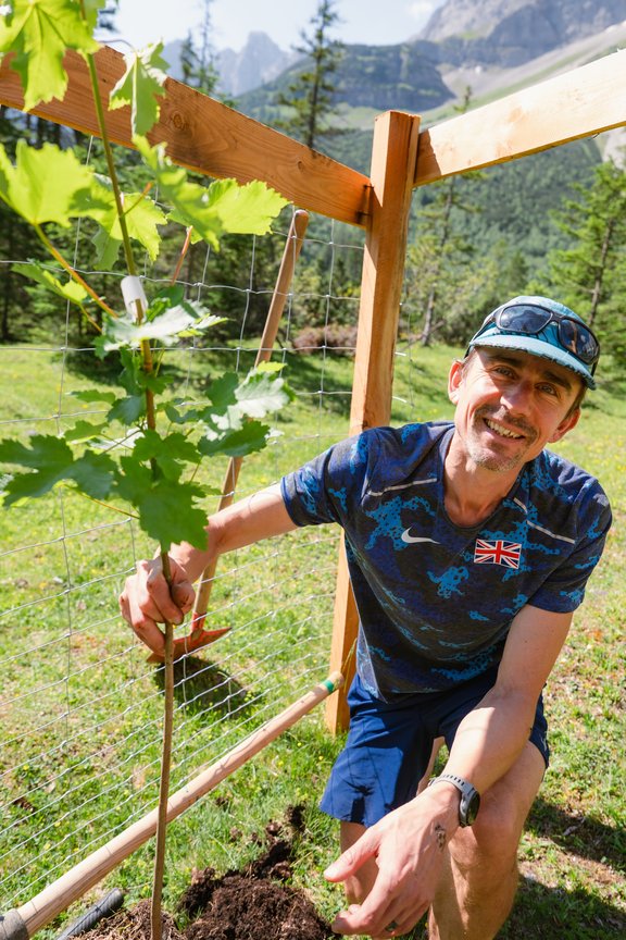 Thomas Roach pflanzt als Sieger des Karwendelmarsches 2025 am Ahornboden im Karwendel einen Berg-Ahorn.