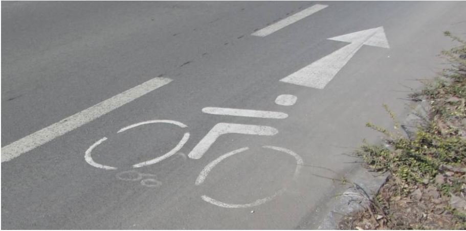Fahrbahn mit Radwegmarkierung