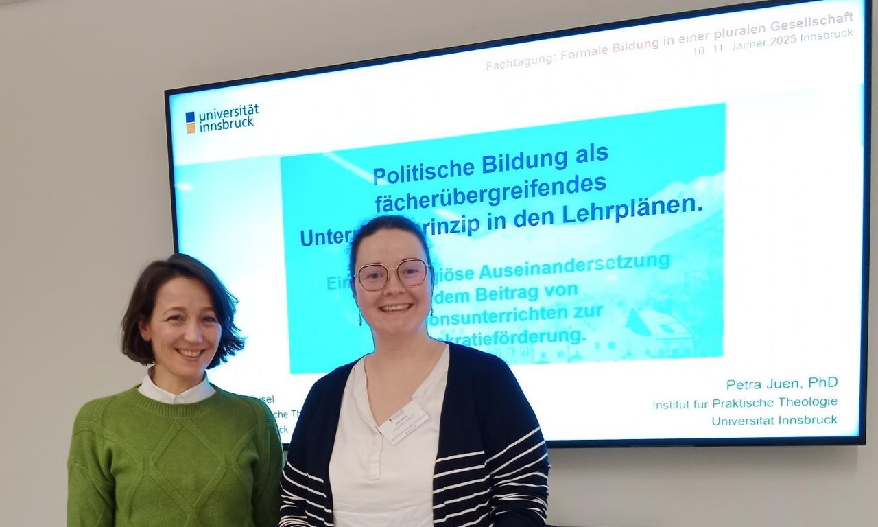 Zu sehen sind Petra Juen und eine Kollegin vor ihrer Präsentation.