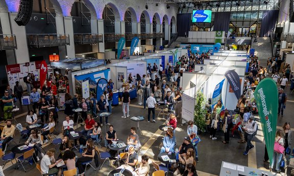 Messehalle mit vielen Menschen
