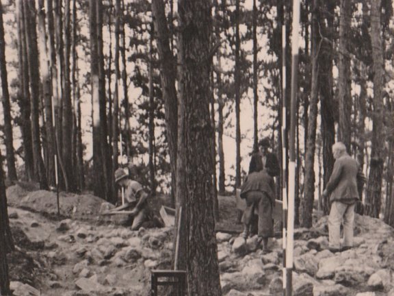 Schwarz-weiß-Aufnahme von Personen bei Grabung