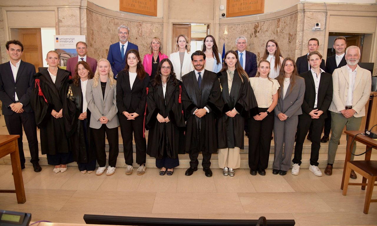 Gruppenfoto mit den Teilnehmenden des 4. Moot Court