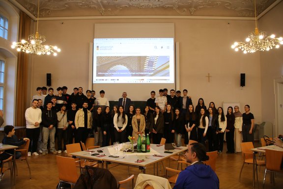 Schüler:innen beim Iftar-Essen