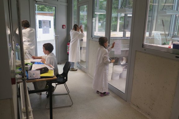 Kinder lösen eine Aufgabe in einem Labor