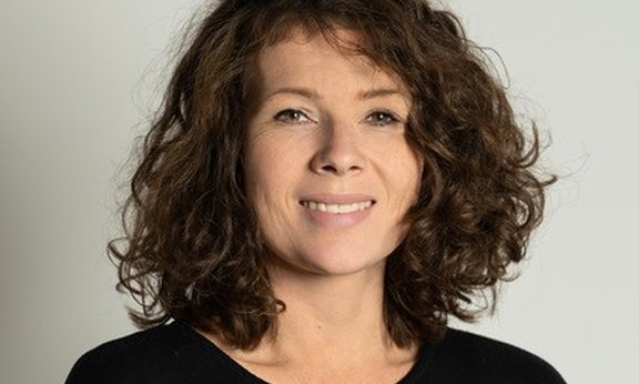 Foto von Ludwig Steiner vor dem Hauptgebäude der Uni Innsbruck