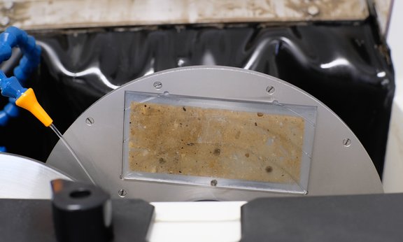 Herstellung eines mikromorphologischen Dünnschliffs in der Schleif- und Poliermaschine