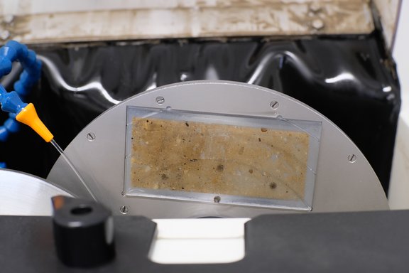 Herstellung eines mikromorphologischen Dünnschliffs in der Schleif- und Poliermaschine