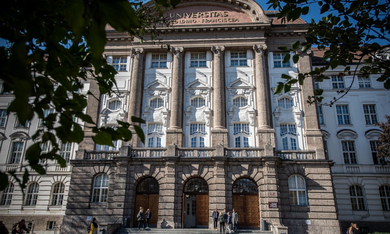 Das Hauptgebäude der Universität im Sommer