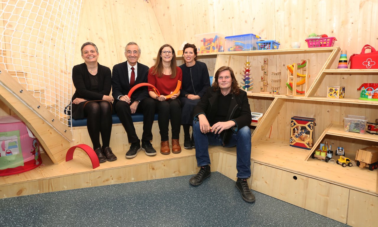 Vizerektorin für Infrastruktur Anke Bockreis, Rektor Tilmann Märk, die Leiterin des Familienservice Katharina Morack sowie Verena Rauch und Walter Prenner vom Institut für experimentelle Architektur ./studio3 (v.l.)