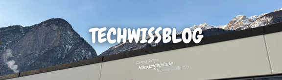 Bild vom Hörsaalgebäude und den Bergen, mit der Aufschrift "TechWissBlog"