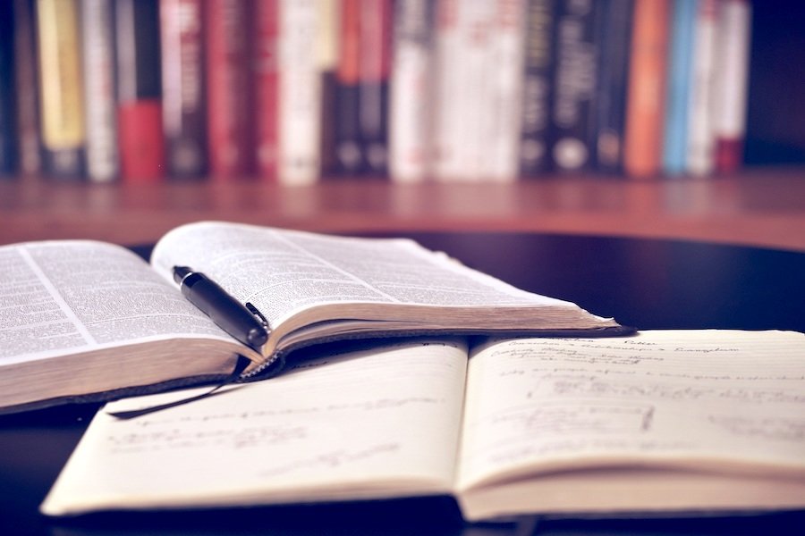 aufgeschlagene Bücher