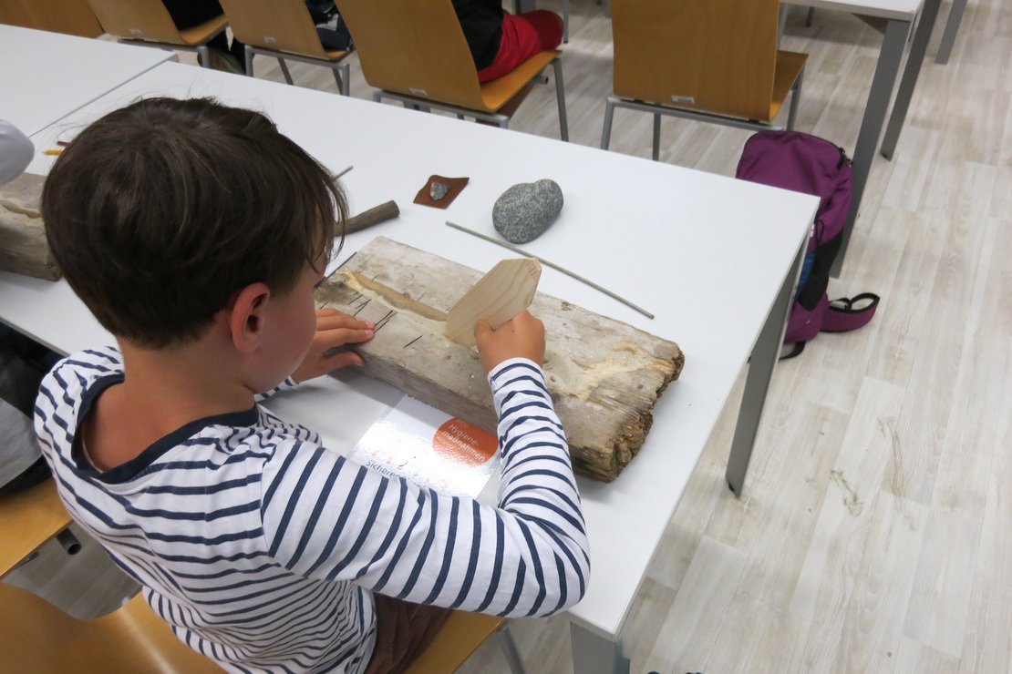 Ein Kind bastelt und forscht