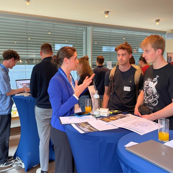 CareerDinner ILF Gespräch Unternehmensvertreterin mit Studenten