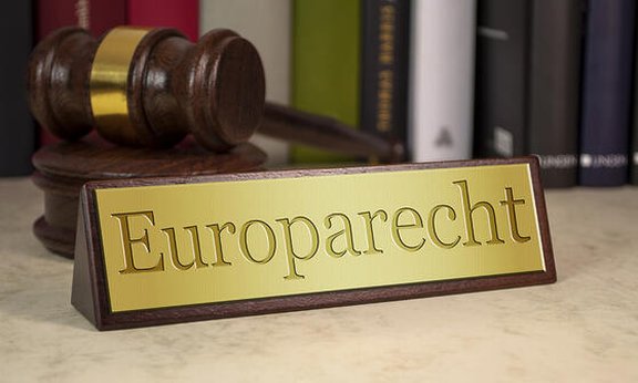 Tischkarte "Europarecht" mit Gerichtshammer in Hintergrund