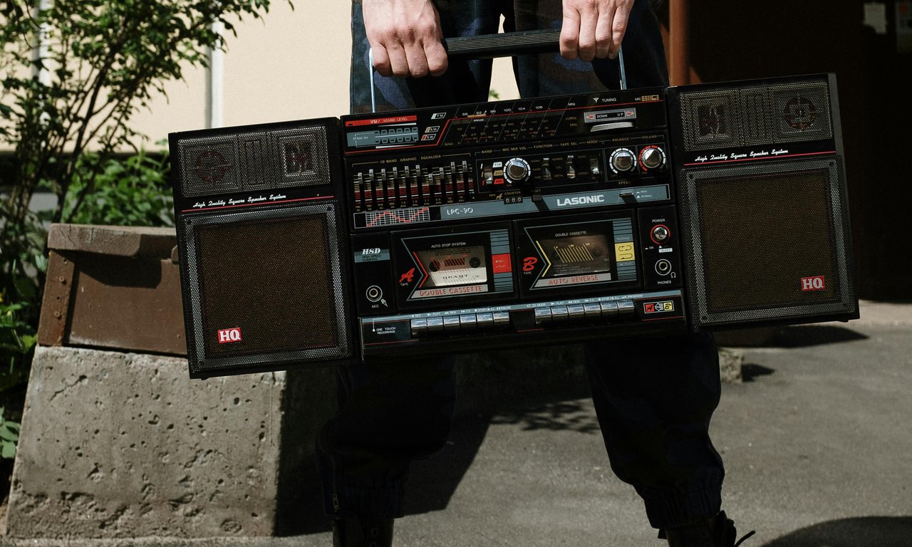 Zwei Hände, die eine große Boom Box halten