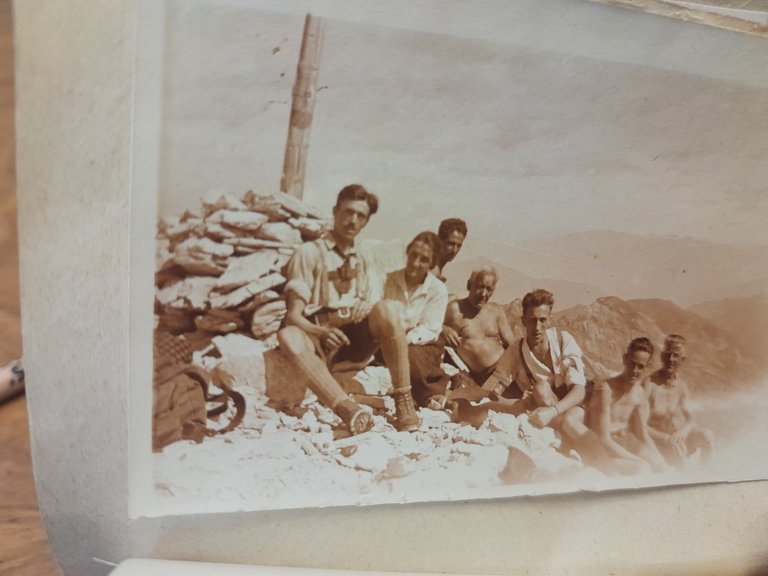 Foto über die Wanderung auf den Gschnitzer Tribulaun. Es zeigt Heinz Frühwirth gemeinsam mit Familien und Freunden