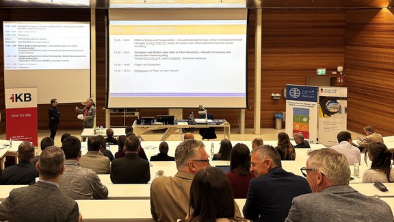 Blick von hinten auf den Vorlesungssaal und das laufende Seminar