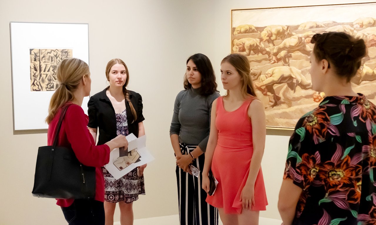 Gruppe von Studierenden bei einem Ausstellungsbesuch