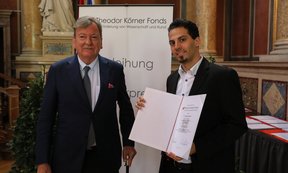  Kuratoriumspräsident Herbert Tumpel übergab die Förderpreise - im Bild an Dr. Christoph Rameshan 