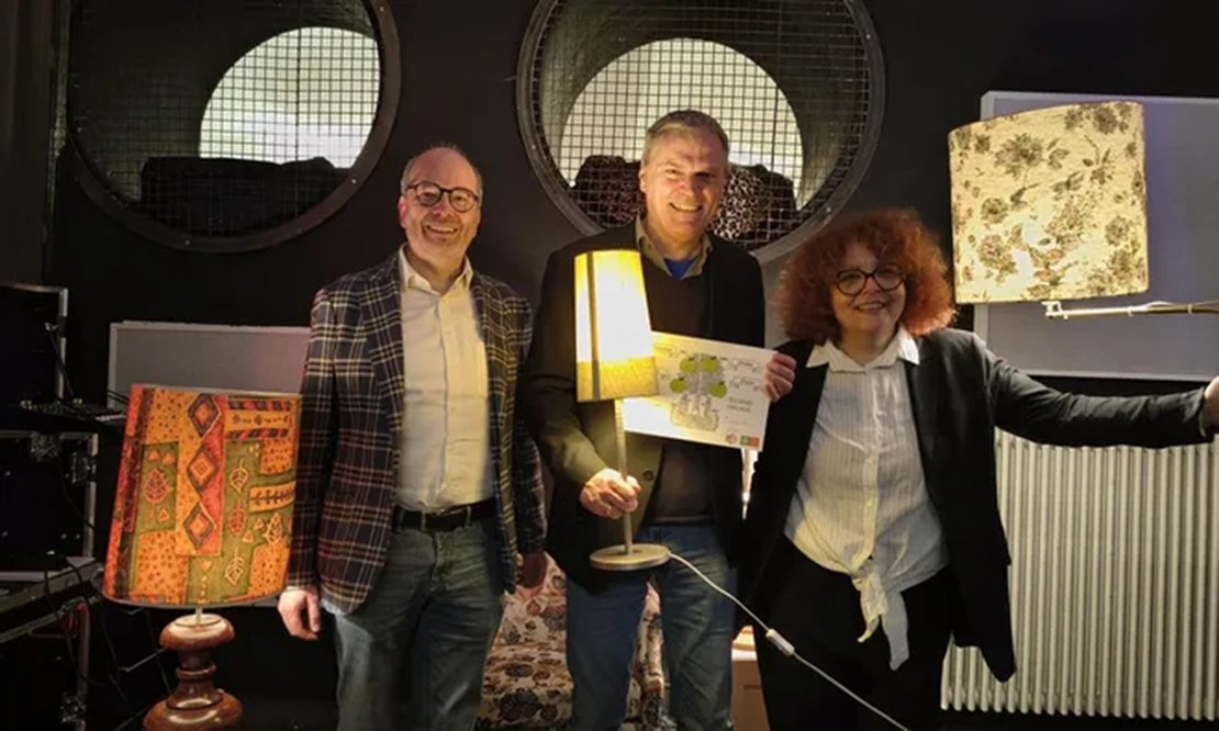 Winfried Löffler mit Siegerurkunde des Philosophy Slams
