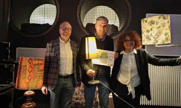 Winfried Löffler mit Siegerurkunde des Philosophy Slams