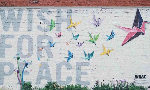 Mauer mit dem Schriftzug "Wish for peace"