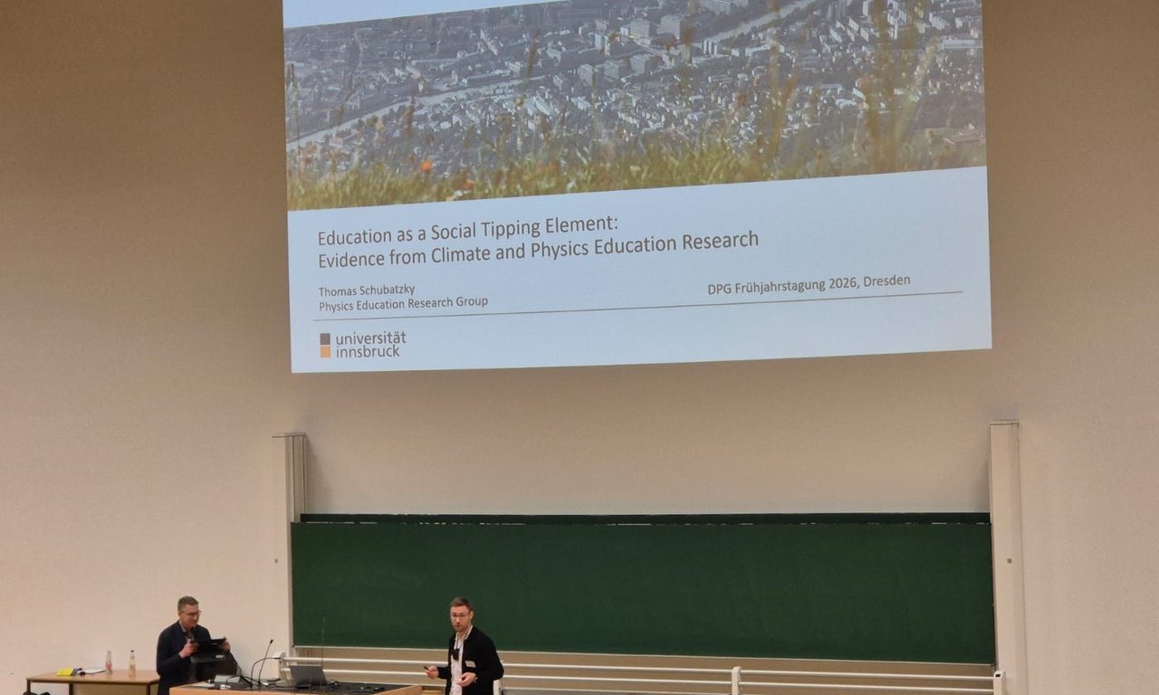 Thomas Schubatzky im Hörsaal im Rahmen seines Vortrags bei der DPG-Frühjahrstagung 2026