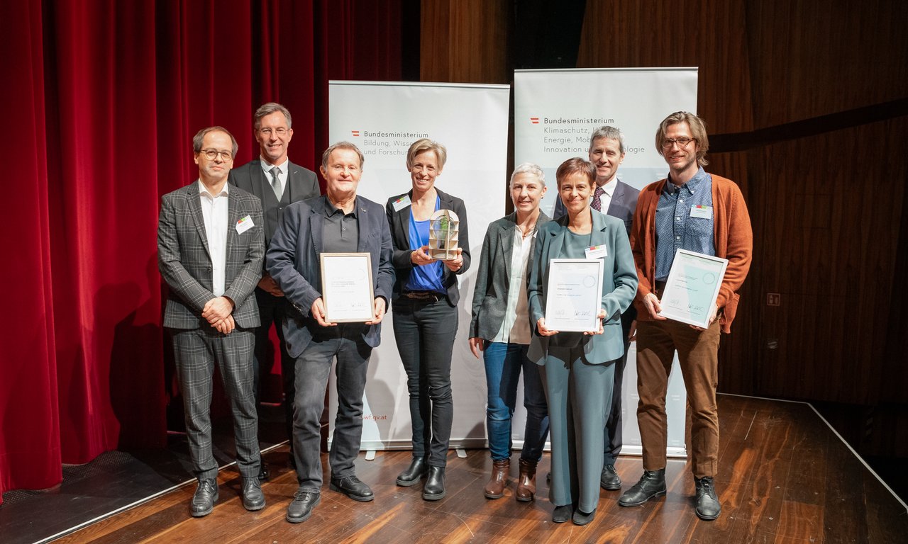Gruppenfoto mit acht Personen.