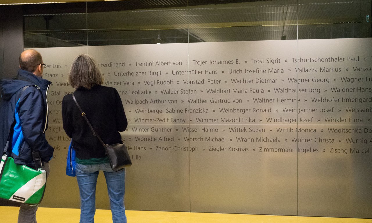 Zwei Personen vor einem Ausschnitt des Wandlexikons.