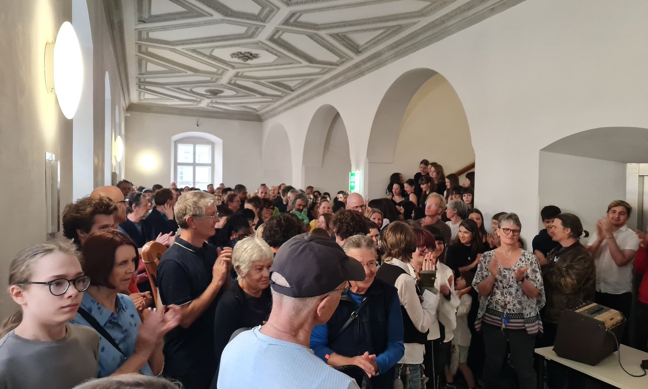 Menschenmasse an der Fakultät