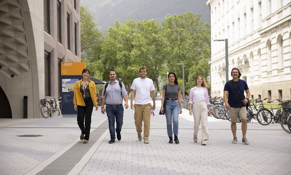 Gruppe von Studierenden vor der Uni