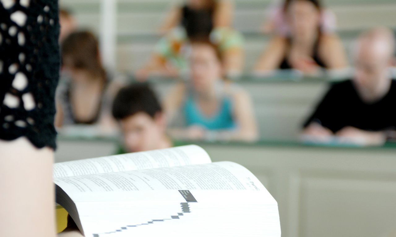 Mehrere Studierende in einem Hörsaal
