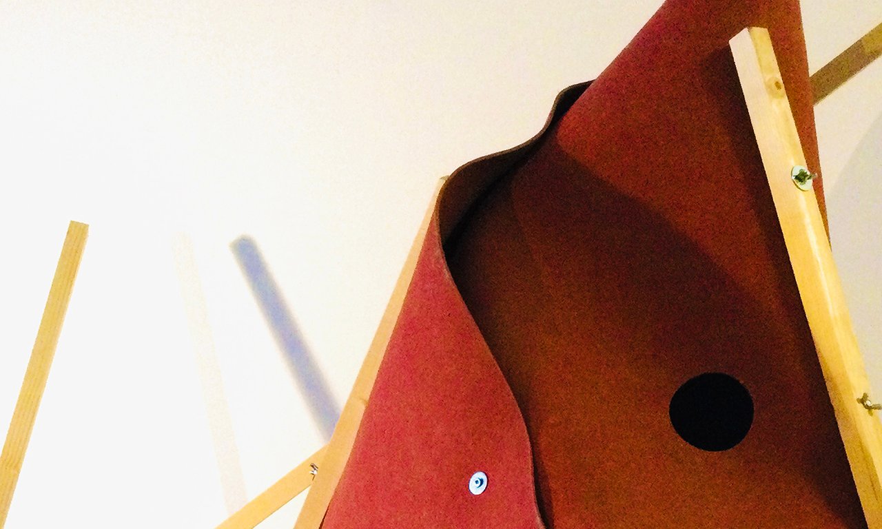 Ausschnitt eines Ausstellungsstücks aus roten Material