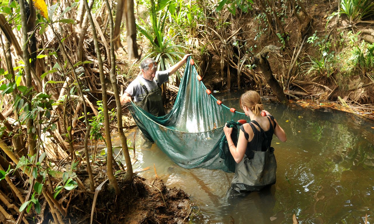 Wolfgang Mark und eine Studentin fischen in Madagaskar.